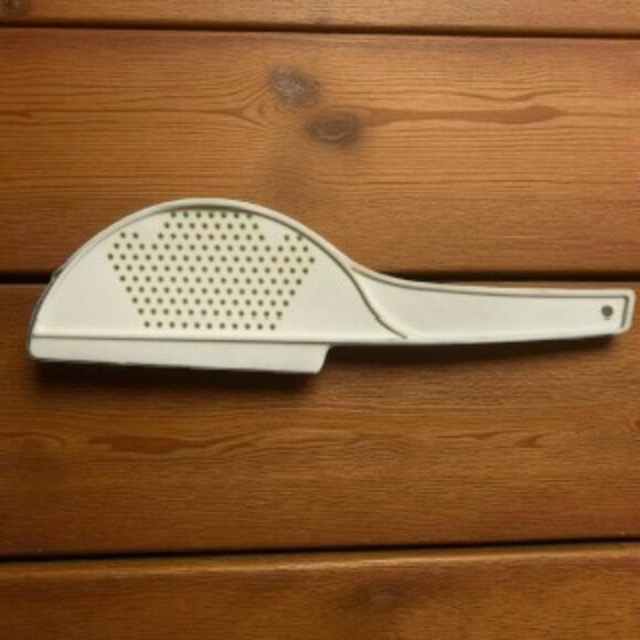 Vintage Rubbermaid Cream/White Handheld Strainer Colander with Handle (#2930) - Picture 1 of 3